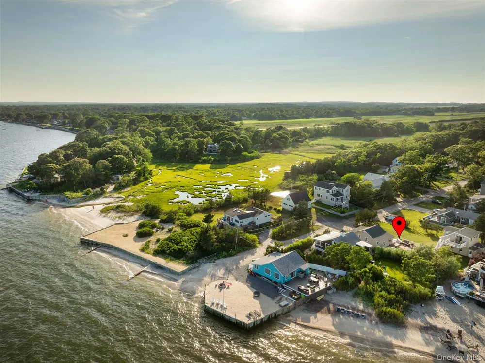 18 Beach Laurel, NY 11948