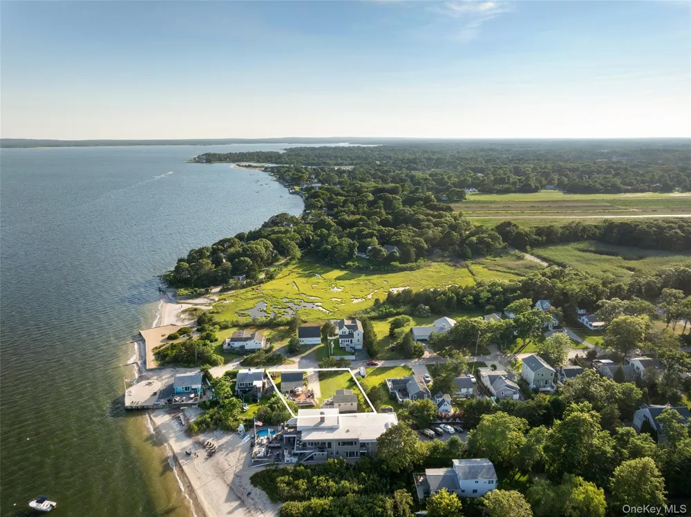 18 Beach Laurel, NY 11948