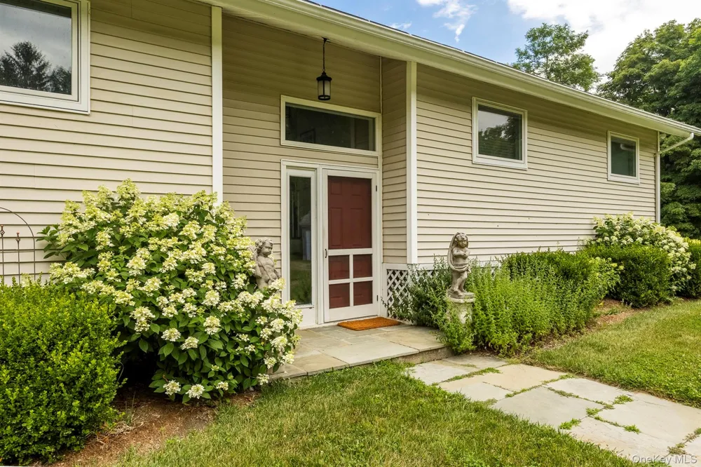 860 Hunns Lake Stanfordville, NY 12581