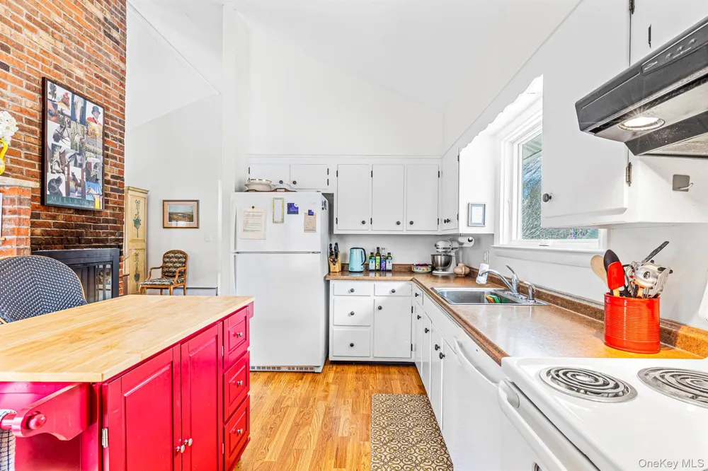 860 Hunns Lake Stanfordville, NY 12581