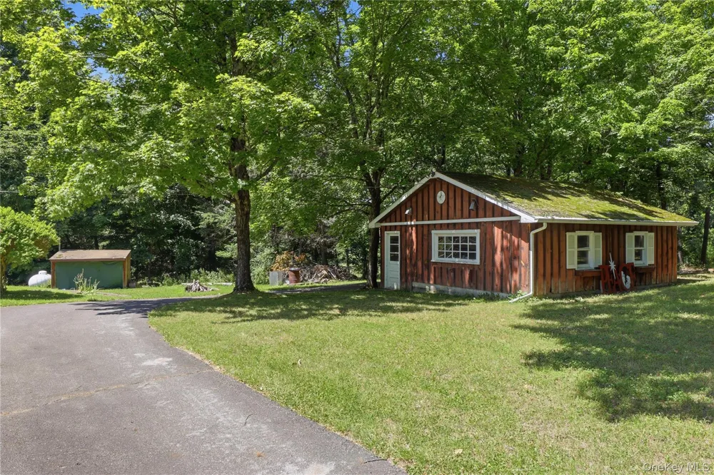23 Leggett Road Chatham, NY 12075