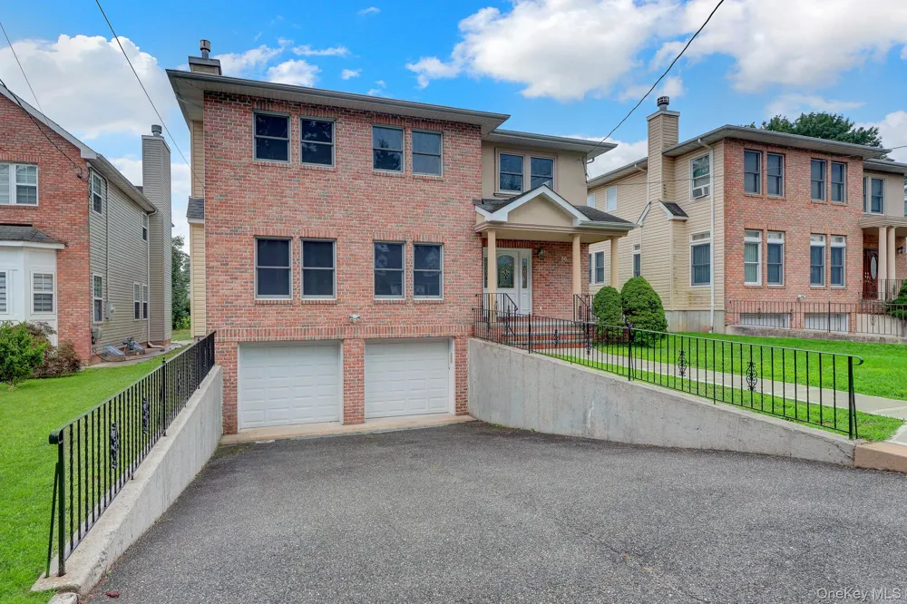 86 George Street East Hills, NY 11577