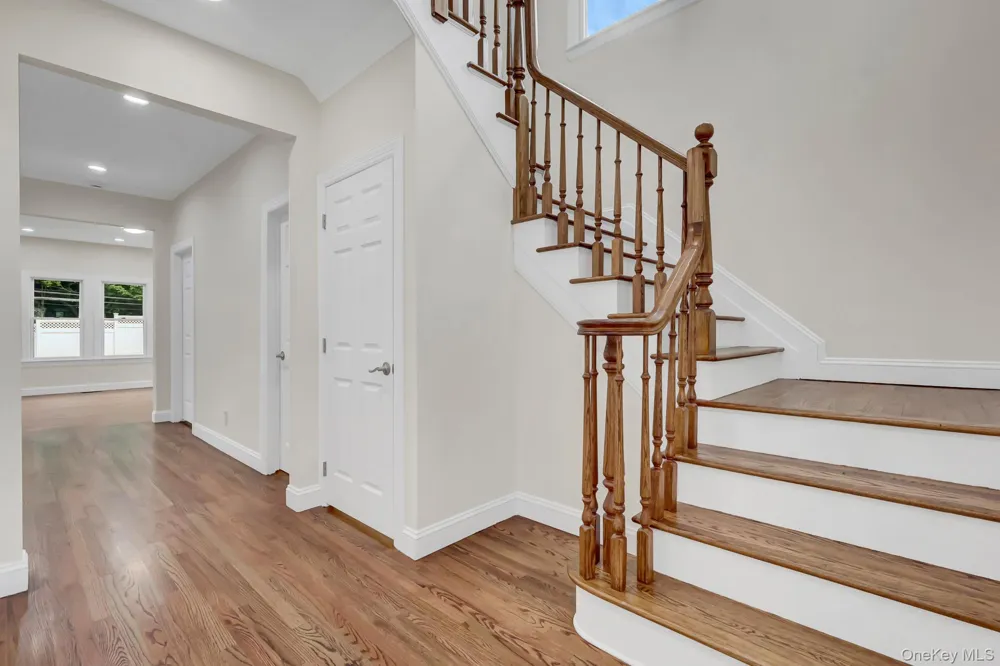 86 George Street East Hills, NY 11577