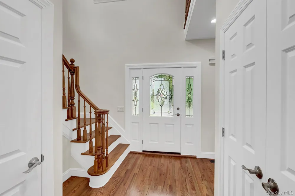 86 George Street East Hills, NY 11577