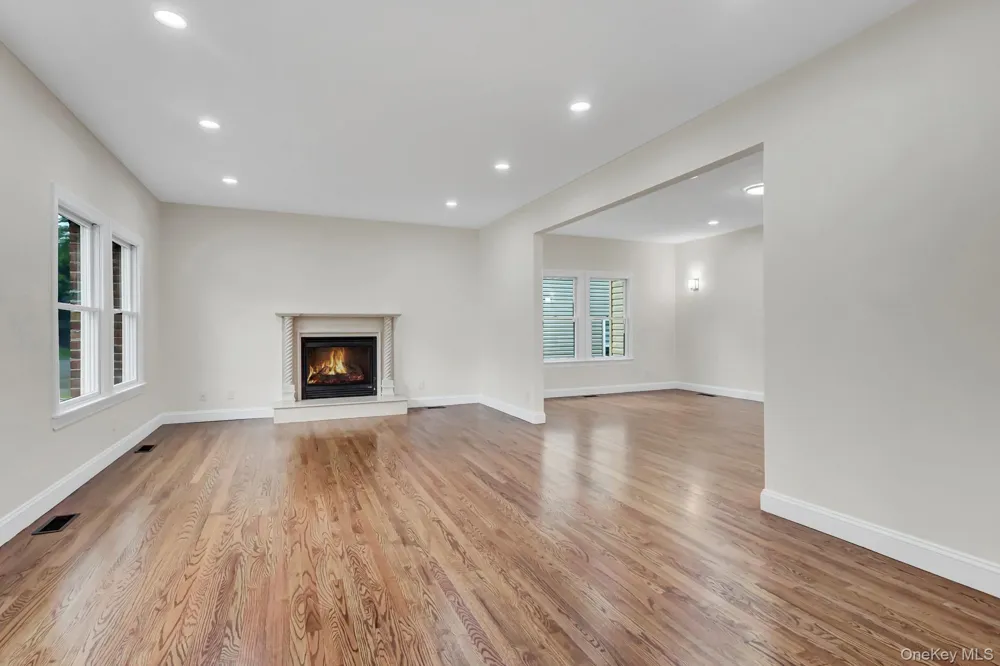 86 George Street East Hills, NY 11577