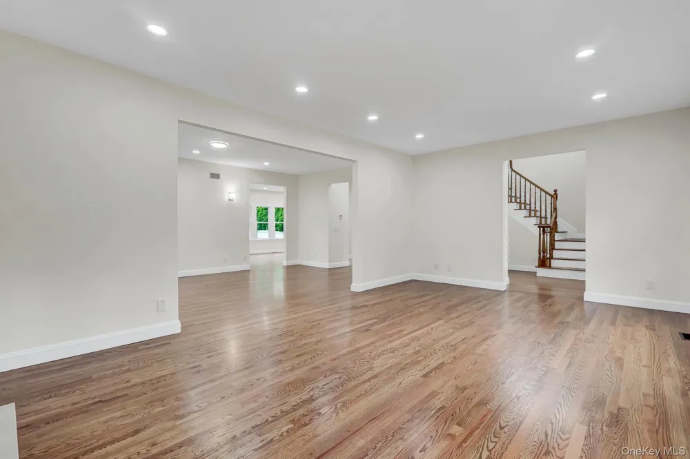 86 George Street East Hills, NY 11577