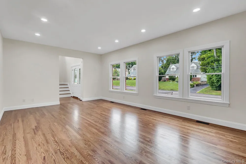 86 George Street East Hills, NY 11577