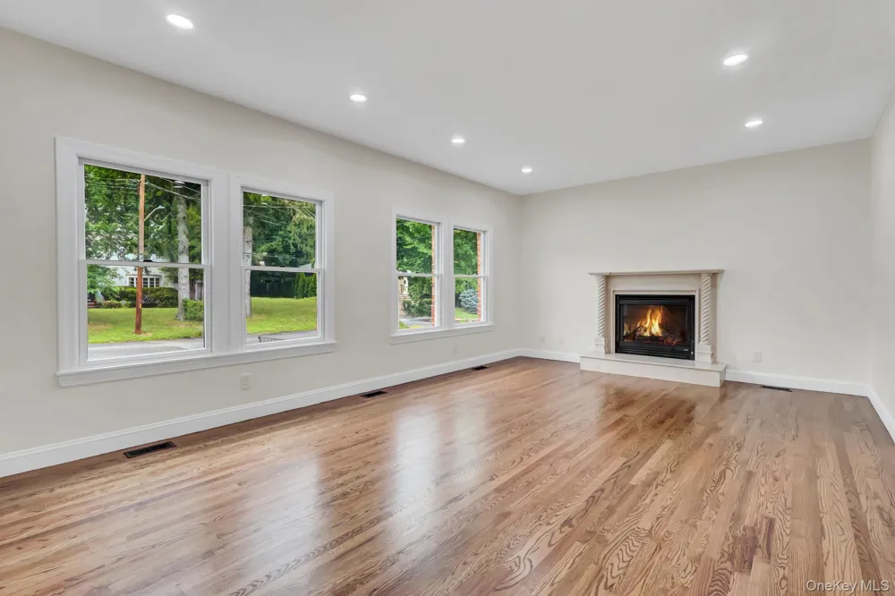 86 George Street East Hills, NY 11577