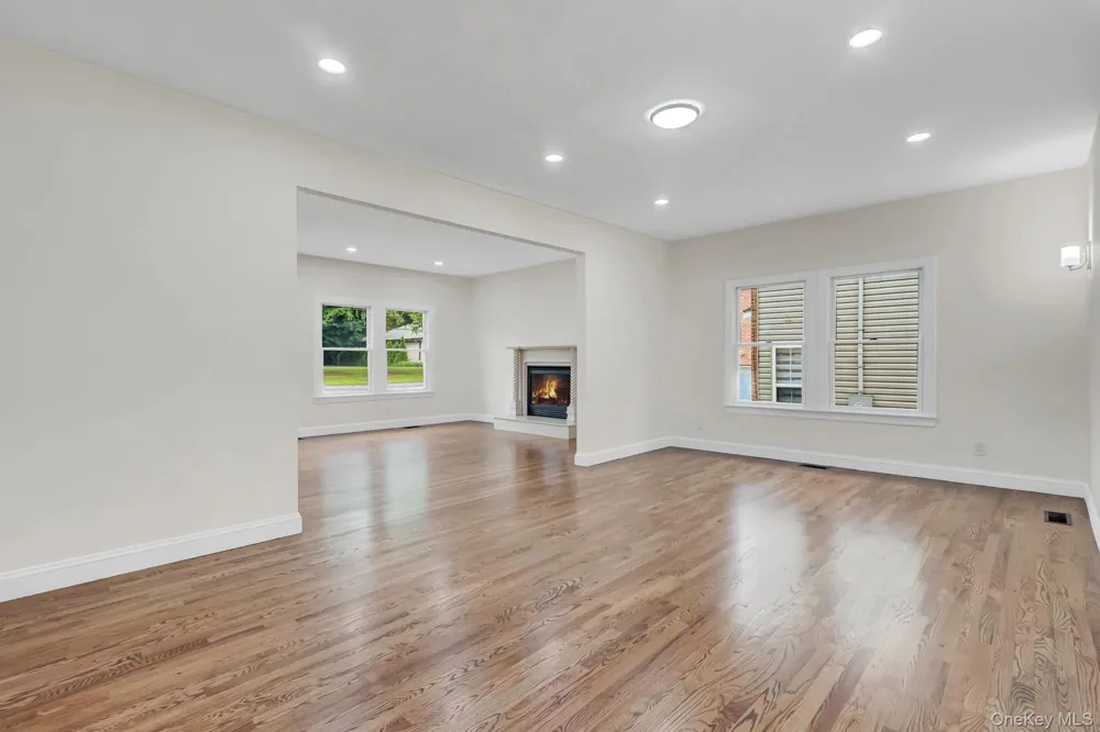 86 George Street East Hills, NY 11577