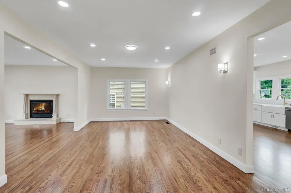 86 George Street East Hills, NY 11577