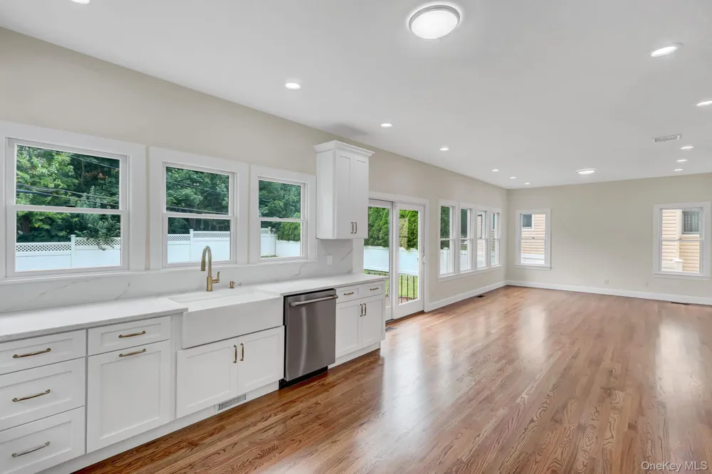 86 George Street East Hills, NY 11577