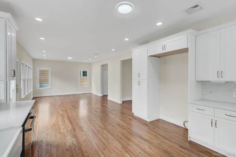 86 George Street East Hills, NY 11577