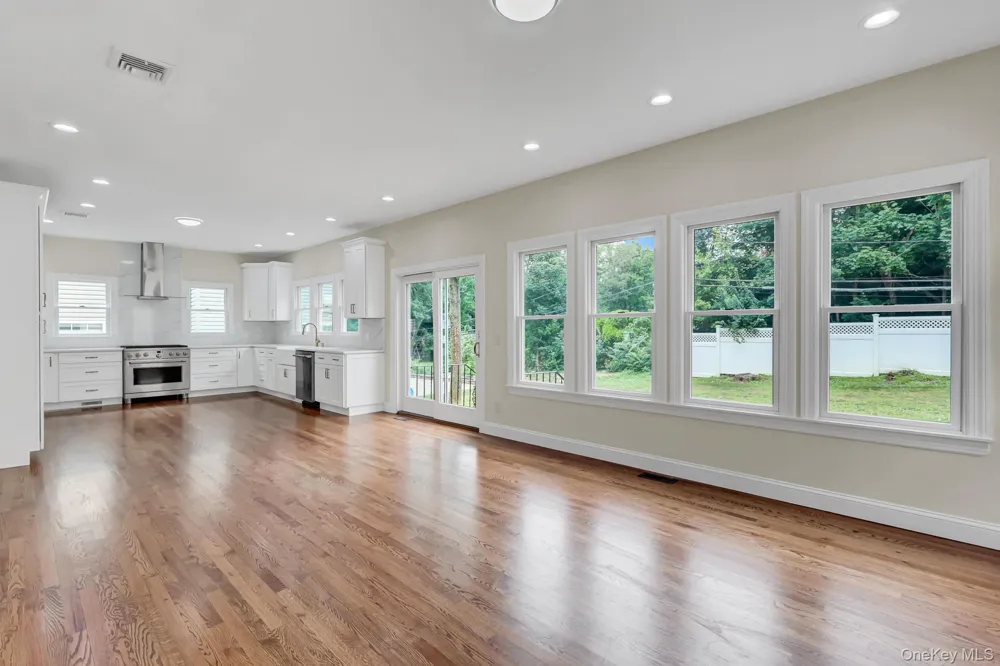 86 George Street East Hills, NY 11577