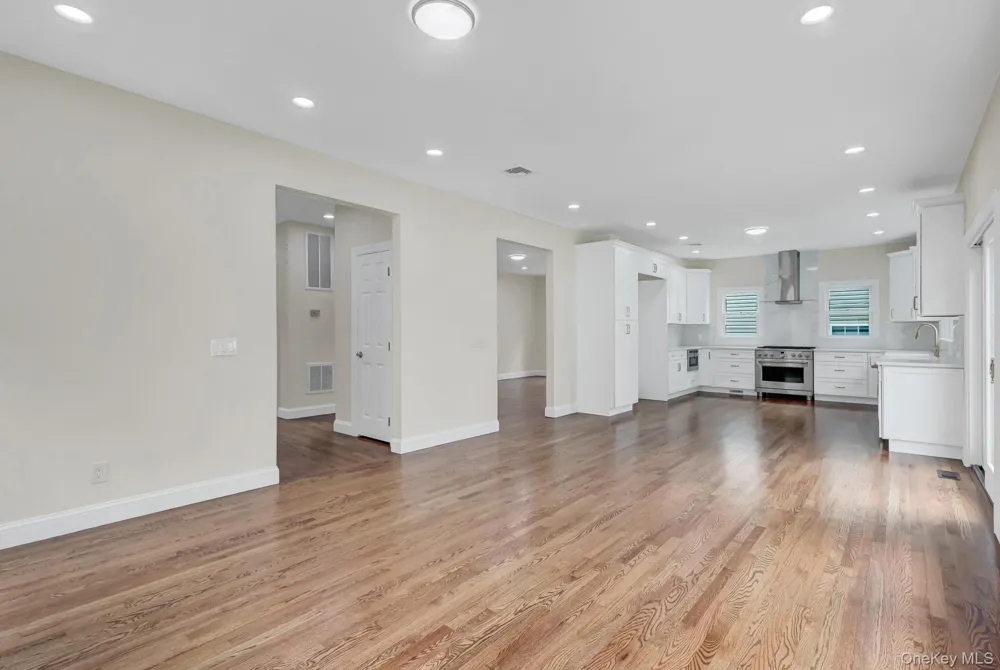 86 George Street East Hills, NY 11577