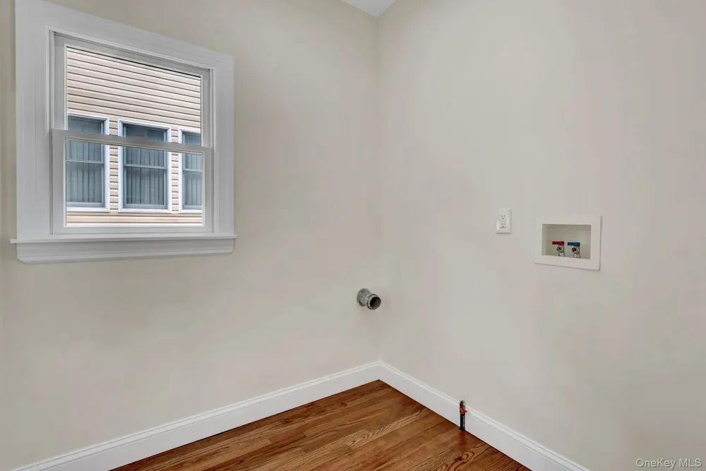 86 George Street East Hills, NY 11577