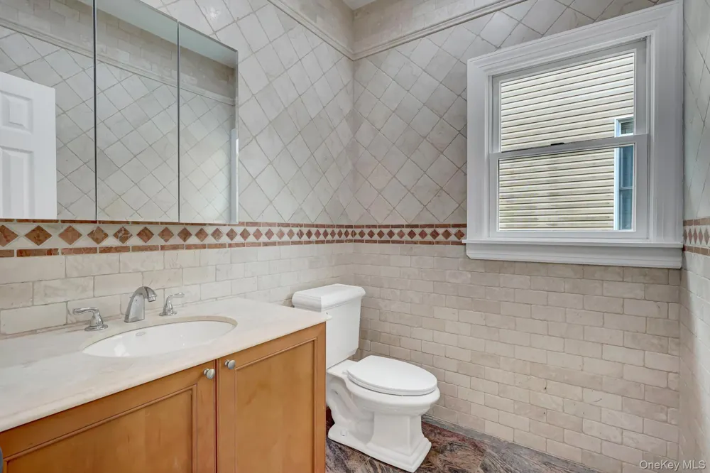 86 George Street East Hills, NY 11577