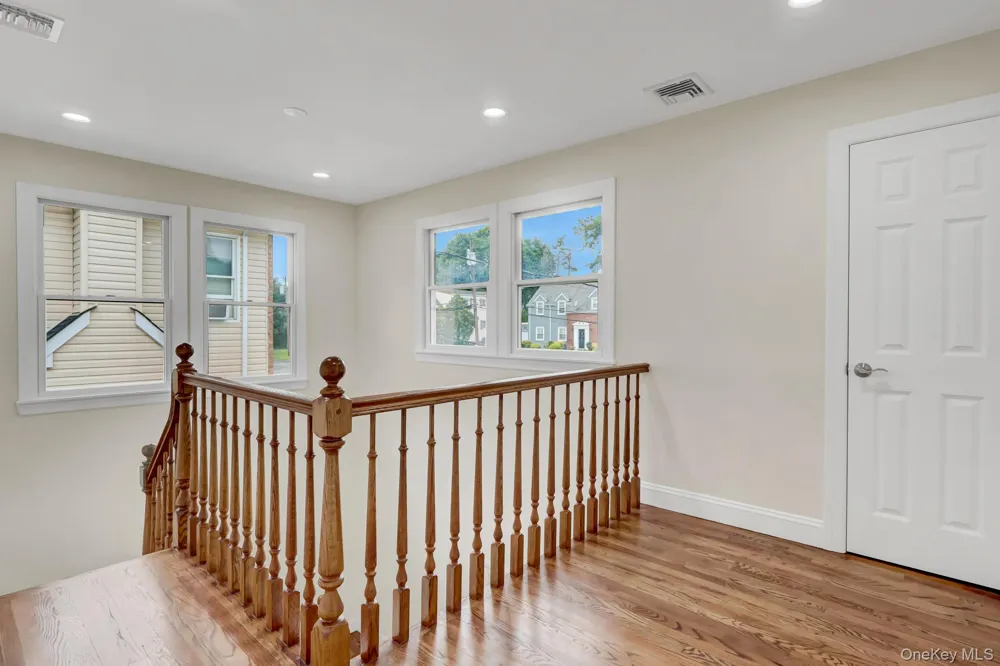 86 George Street East Hills, NY 11577