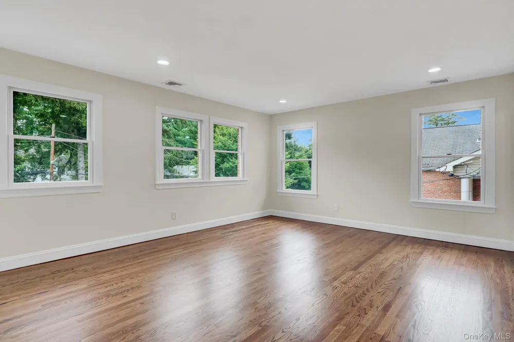 86 George Street East Hills, NY 11577