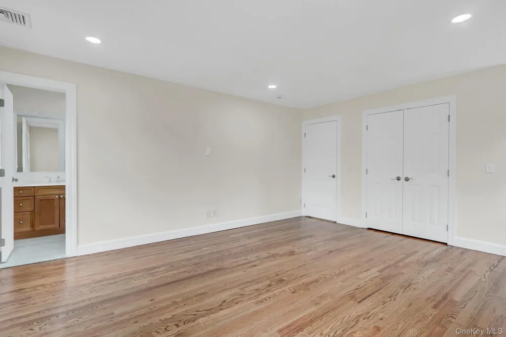 86 George Street East Hills, NY 11577