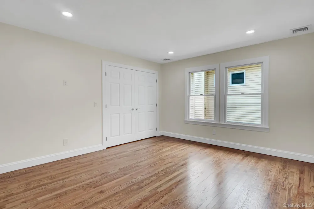 86 George Street East Hills, NY 11577