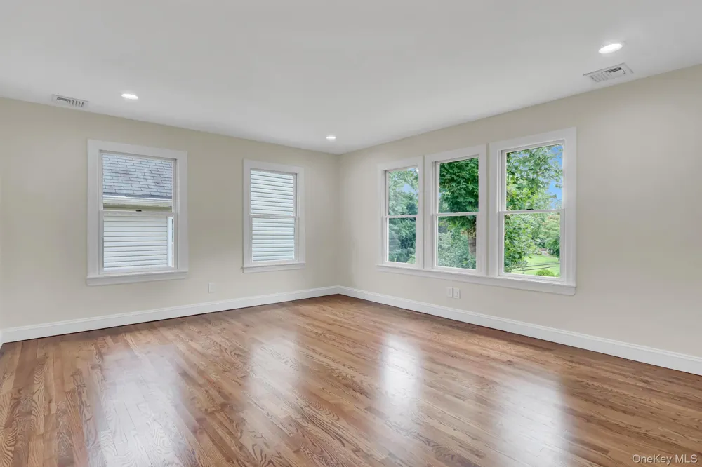 86 George Street East Hills, NY 11577