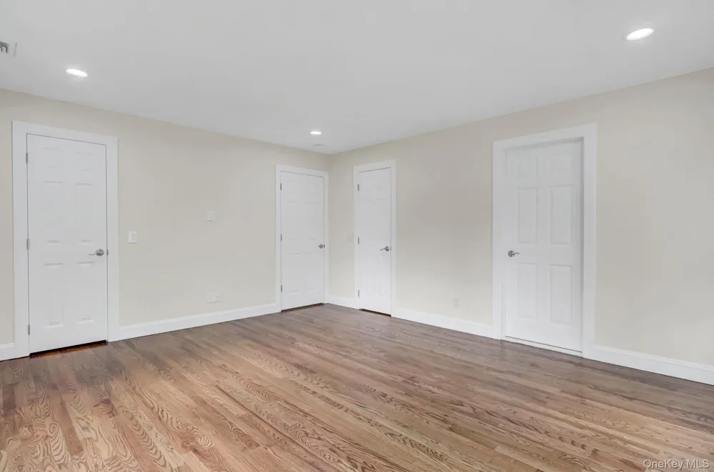 86 George Street East Hills, NY 11577
