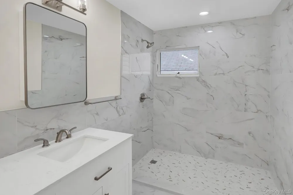 86 George Street East Hills, NY 11577