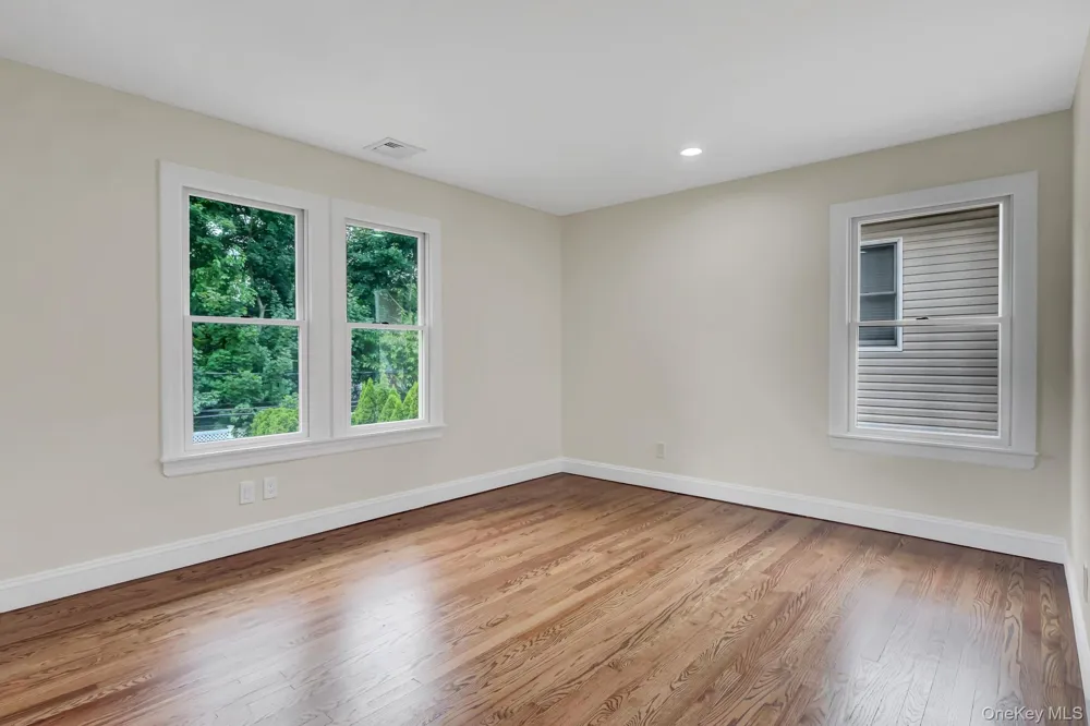 86 George Street East Hills, NY 11577