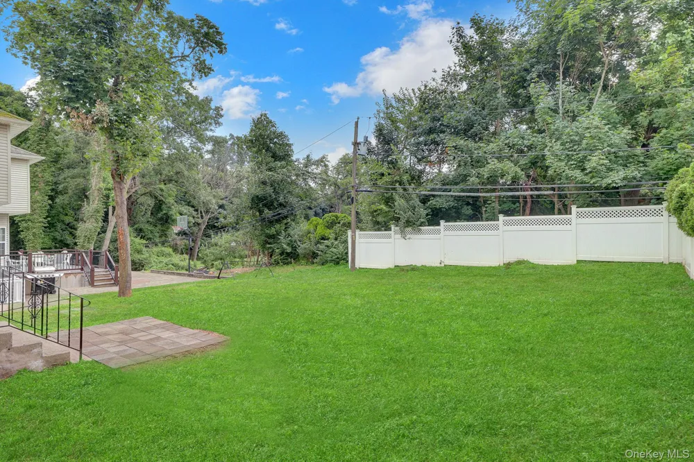 86 George Street East Hills, NY 11577