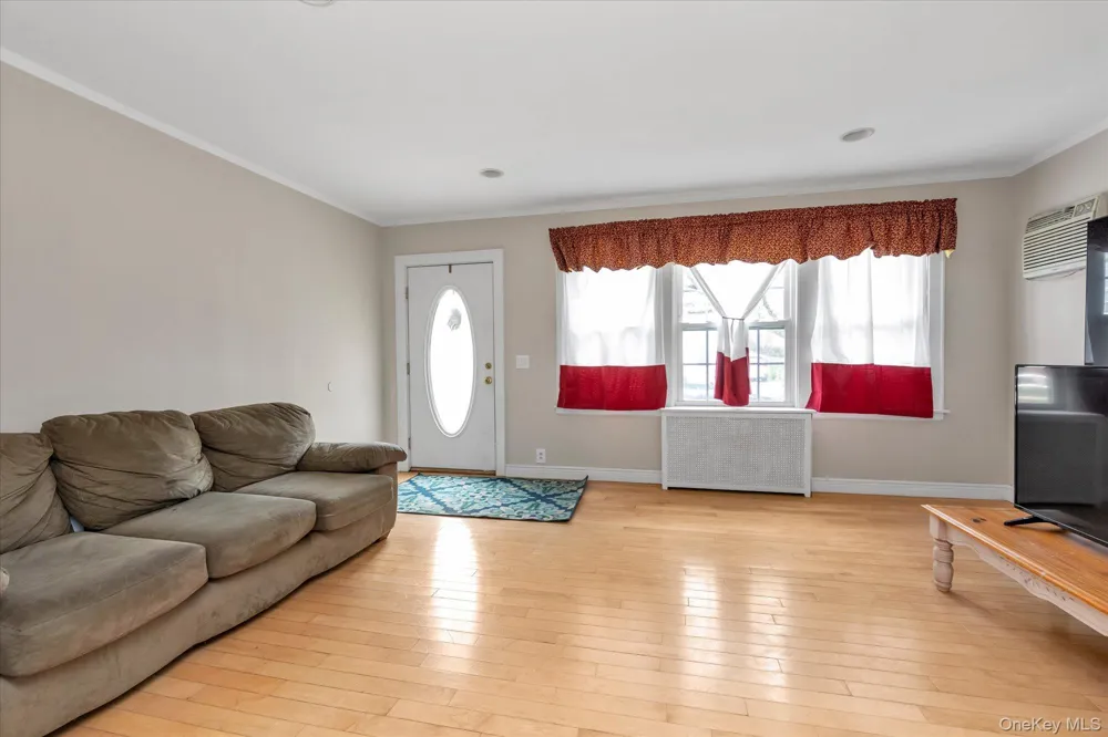 52 Syracuse Street Williston Park, NY 11596