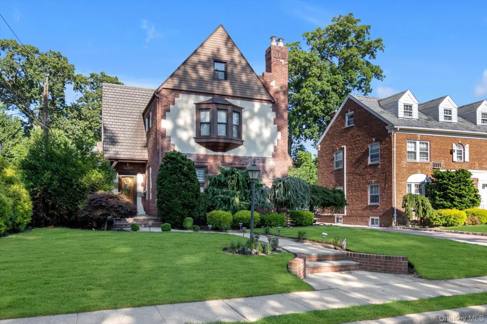 15 Parkwold Drive W Valley Stream, NY 11580