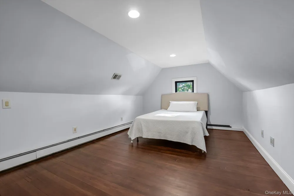 15 Parkwold Drive W Valley Stream, NY 11580