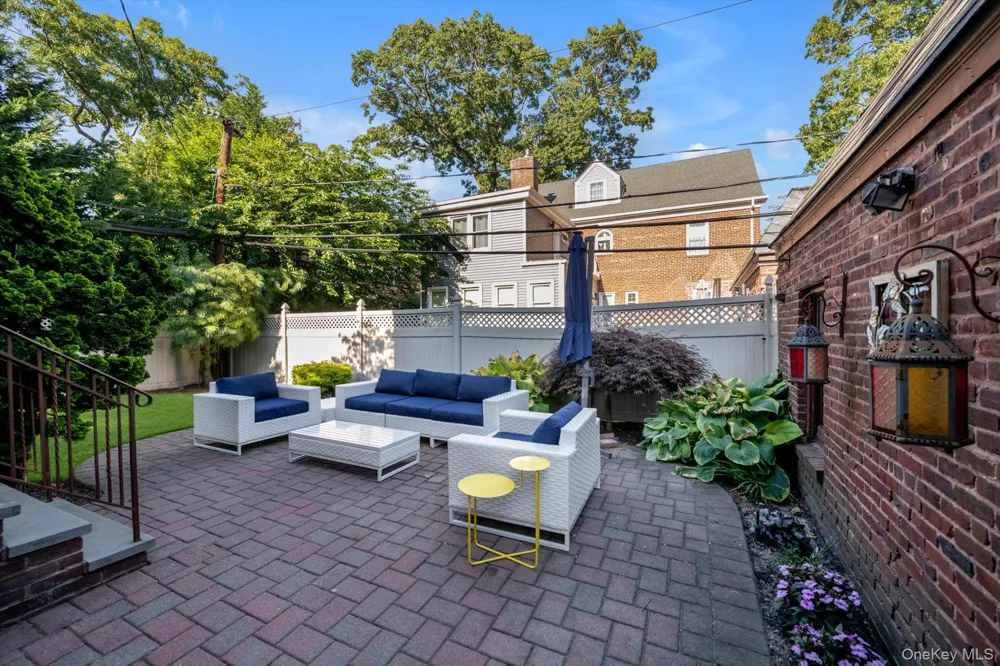 15 Parkwold Drive W Valley Stream, NY 11580
