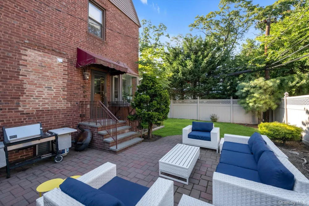 15 Parkwold Drive W Valley Stream, NY 11580