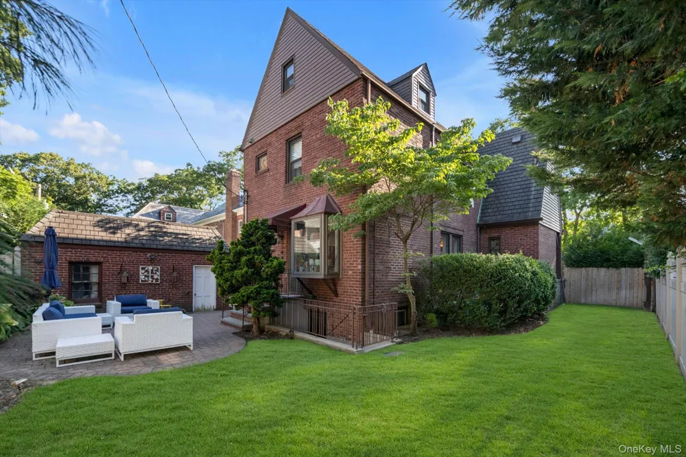 15 Parkwold Drive W Valley Stream, NY 11580