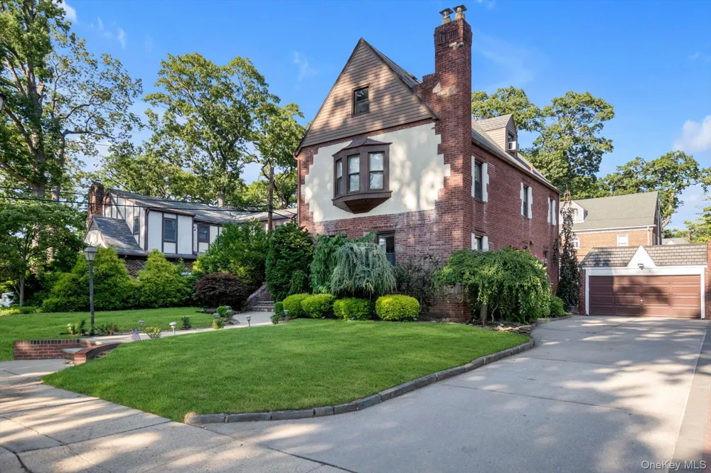15 Parkwold Drive W Valley Stream, NY 11580