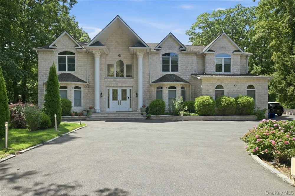8 Headley Way Woodbury, NY 11797