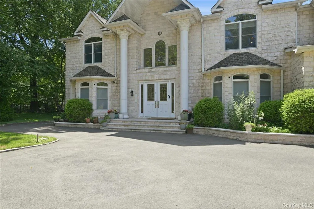 8 Headley Way Woodbury, NY 11797