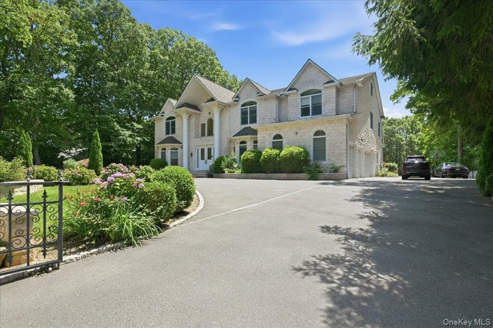 8 Headley Way Woodbury, NY 11797