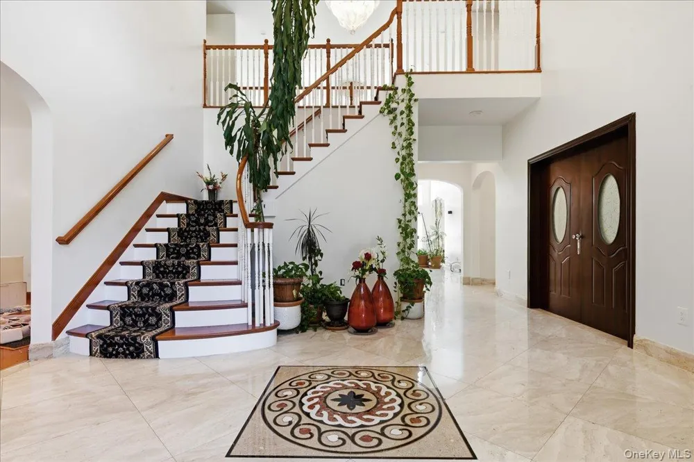 8 Headley Way Woodbury, NY 11797