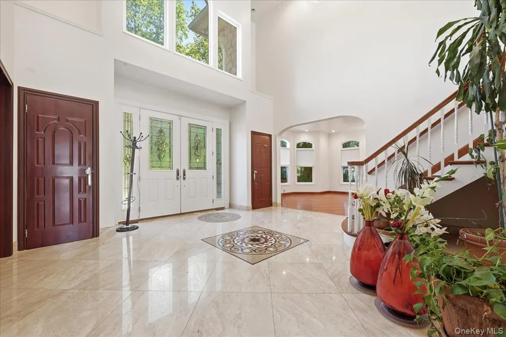 8 Headley Way Woodbury, NY 11797