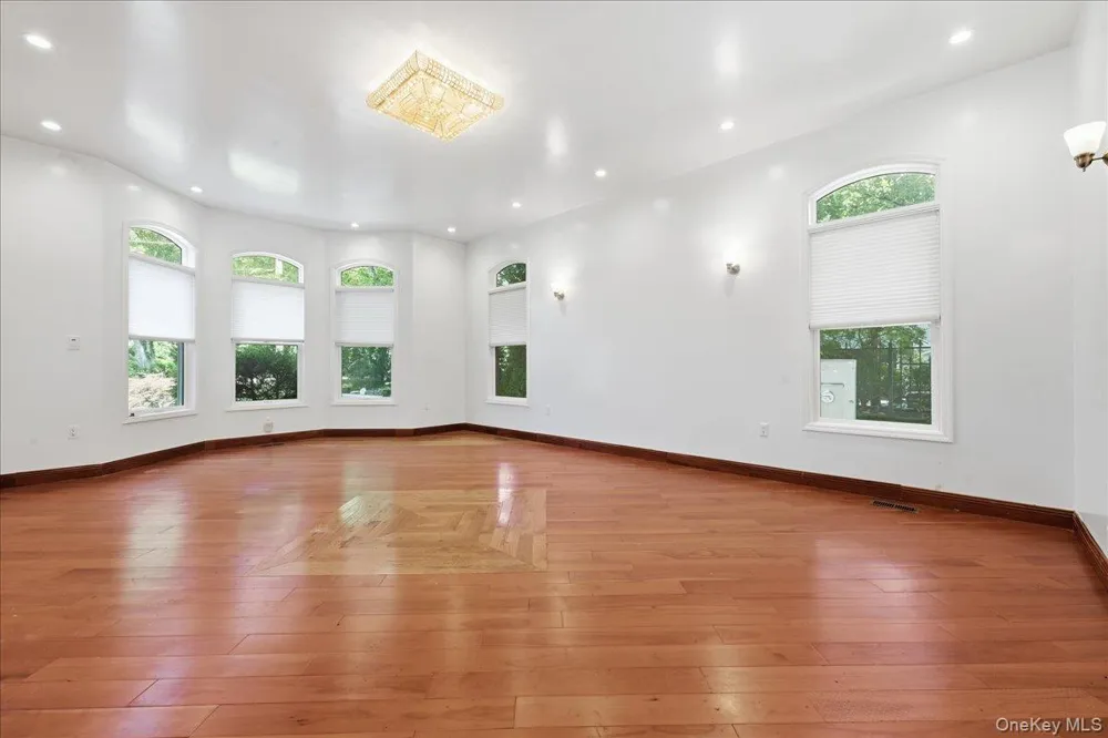 8 Headley Way Woodbury, NY 11797