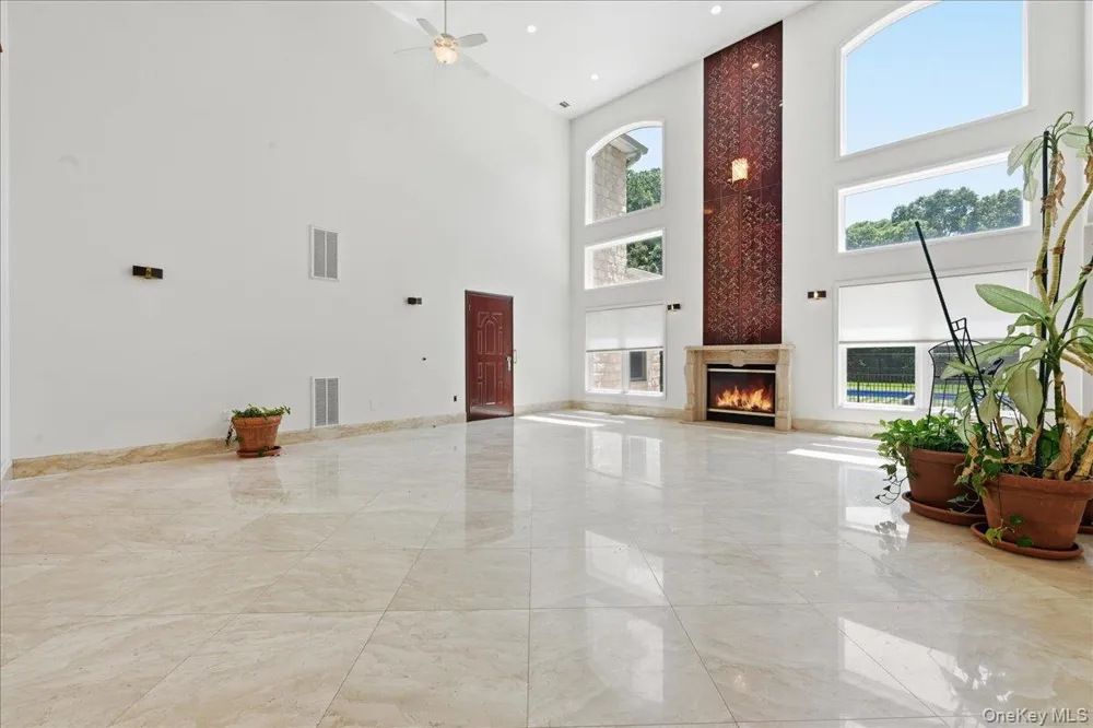 8 Headley Way Woodbury, NY 11797