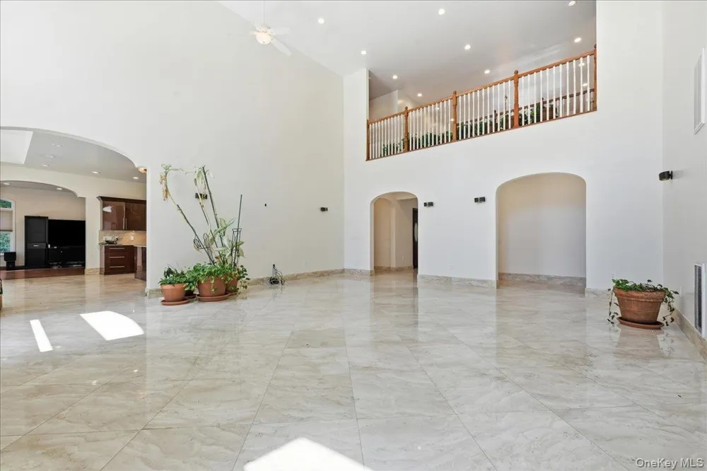 8 Headley Way Woodbury, NY 11797