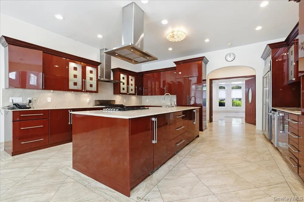 8 Headley Way Woodbury, NY 11797