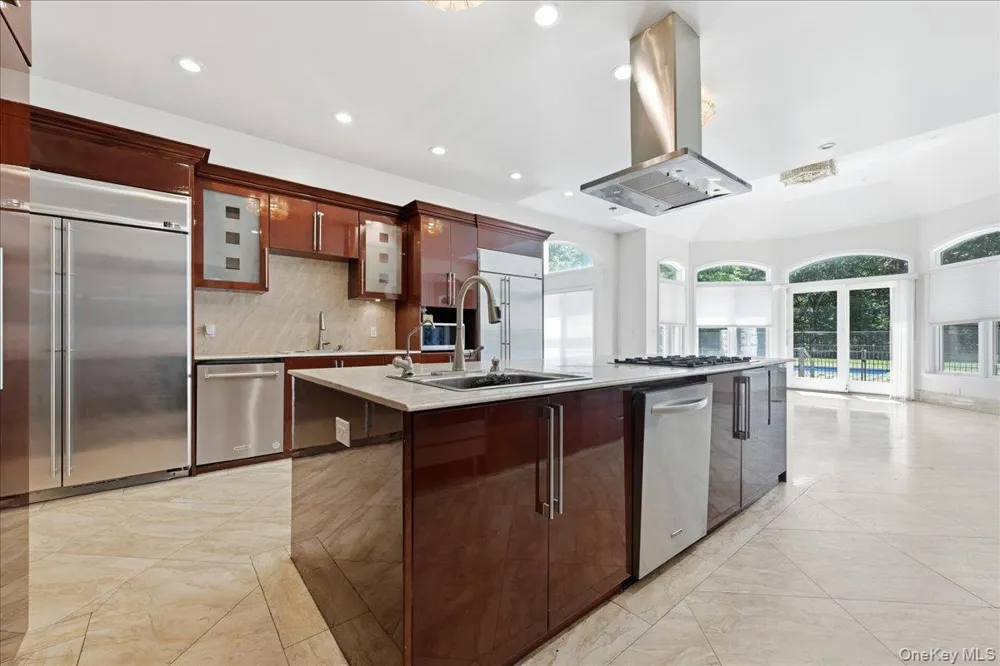 8 Headley Way Woodbury, NY 11797