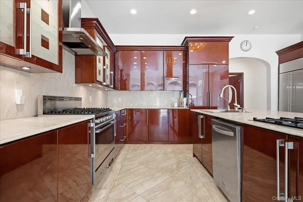 8 Headley Way Woodbury, NY 11797