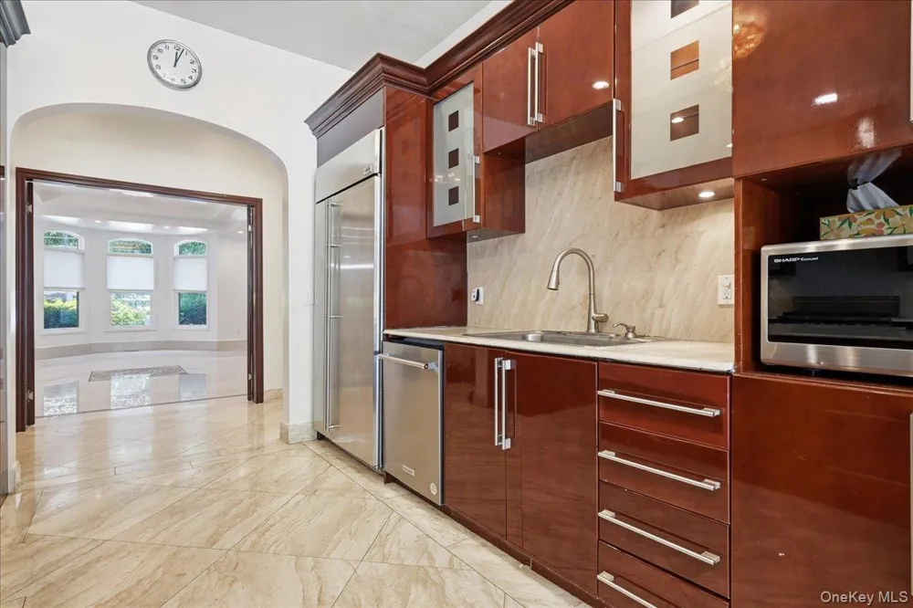 8 Headley Way Woodbury, NY 11797