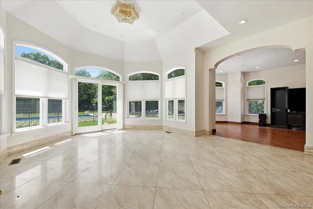 8 Headley Way Woodbury, NY 11797