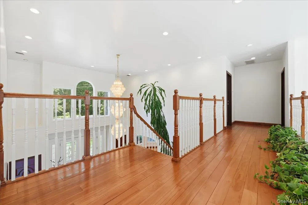 8 Headley Way Woodbury, NY 11797